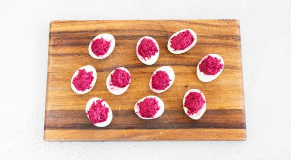 Яйца, фаршированные свеклой и сельдью, пошаговый рецепт с фото на 206 ккал Яйца, фаршированные свеклой и сельдью, пошаговый рецепт с фото на 206 ккал