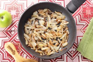 Печень с луком и яблоками