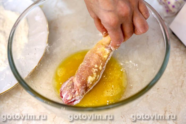 Мясные рулетики в панировке с моцареллой и помидорами