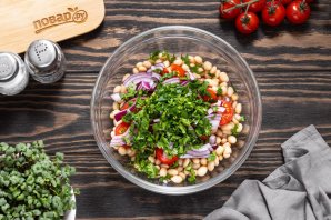 Постный салат с фасолью