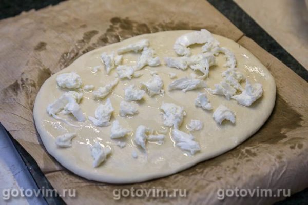 Пицца со спаржей, чесноком и сыром моцарелла 