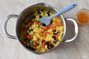 Постная пшенная каша с сухофруктами