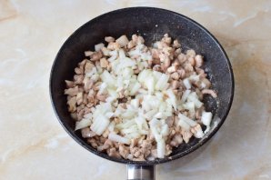 Слоеный пирог с курицей и грибами