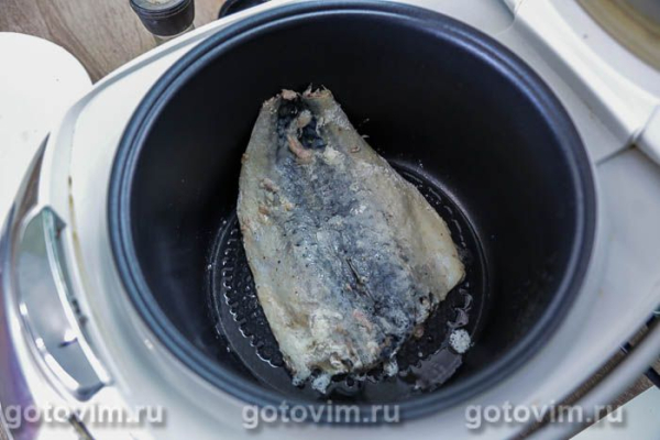 Скумбрия, жаренная в мультиварке в панировке с чесноком, петрушкой и лимоном