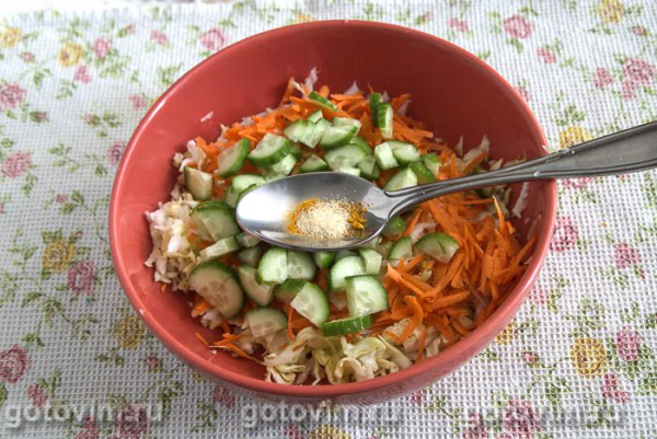 Салат из молодой капусты и огурцов с куркумой (для шашлыка и гриля)