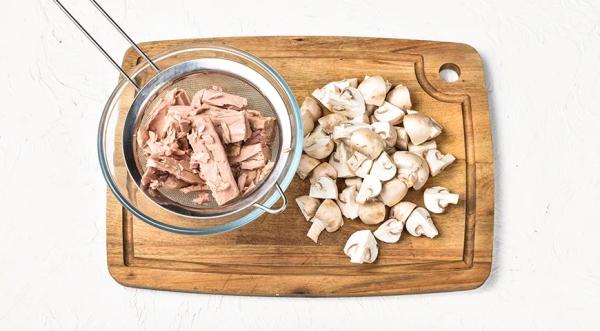 Салат с консервированным тунцом и грибами, пошаговый рецепт с фото на 553 ккал