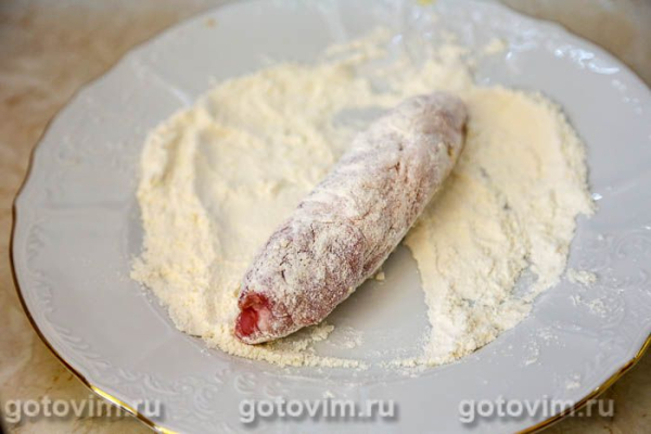 Мясные рулетики в панировке с моцареллой и помидорами