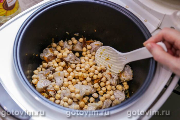 Плов со свининой, нутом и черносливом в мультиварке
