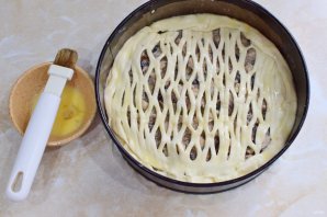 Слоеный пирог с курицей и грибами