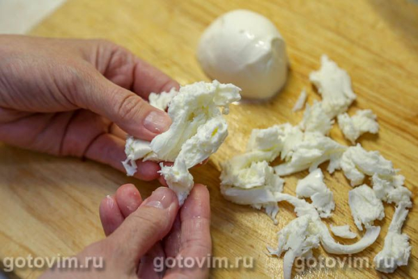 Пицца со спаржей, чесноком и сыром моцарелла 