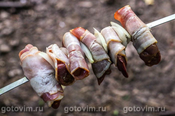 Шашлык из куриной печени в беконе