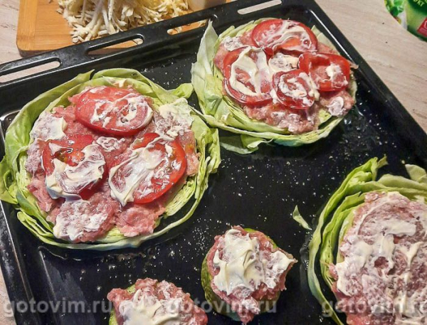 Молодая капуста с фаршем, помидорами и сыром в духовке