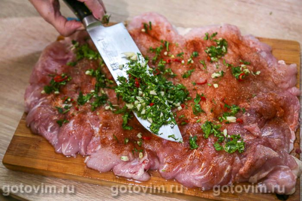 Рулет из курицы с перцем чили и чесноком в мультиварке