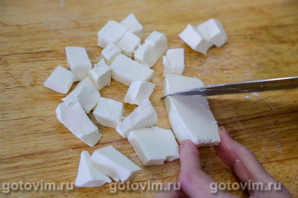 Салат из огурцов с каймаком, чесноком, перцем чили и зеленью