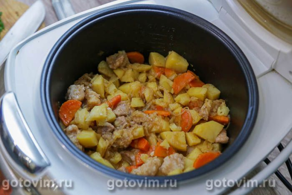Картофель с мясом, тушённый в мультиварке
