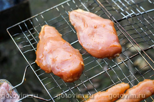 Куриная грудка на решетке гриль в маринаде с апельсином и чили