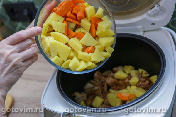 Картофель с мясом, тушённый в мультиварке