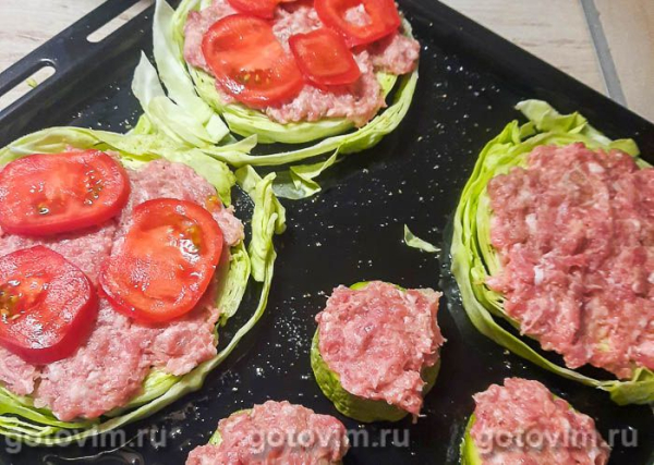 Молодая капуста с фаршем, помидорами и сыром в духовке