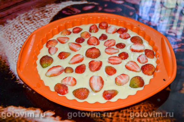 Пирог на кефире с клубникой
