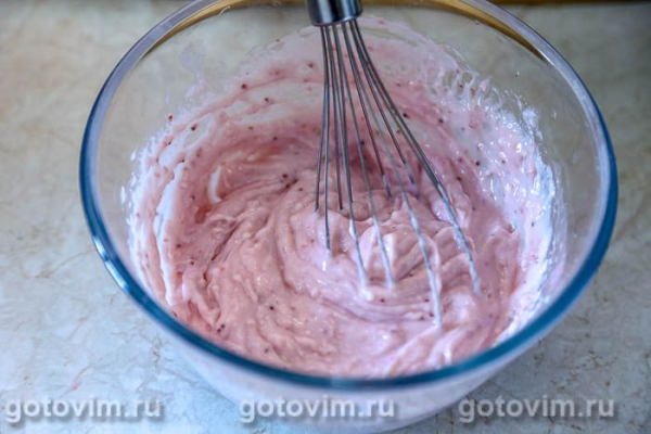 Молочный пудинг с клубникой со сливками (без яиц)