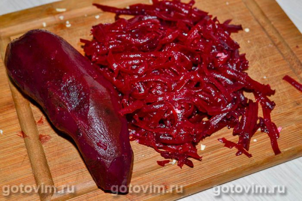 Салат из свеклы с соусом из сметаны и хрена