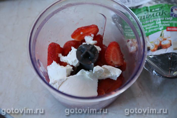 Молочный пудинг с клубникой со сливками (без яиц)