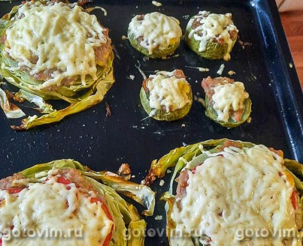 Молодая капуста с фаршем, помидорами и сыром в духовке