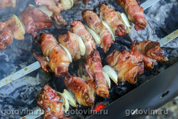 Шашлык из куриной печени в беконе