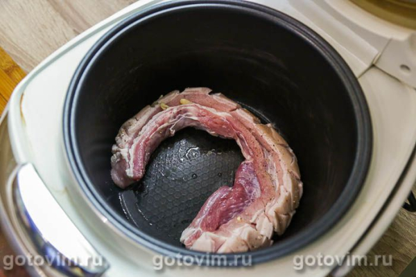 Свиная грудинка, зажаренная целым куском в мультиварке