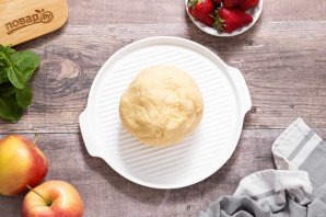 Пирог с яблоками и клубникой