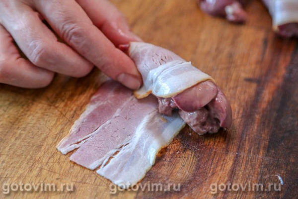 Шашлык из куриной печени в беконе