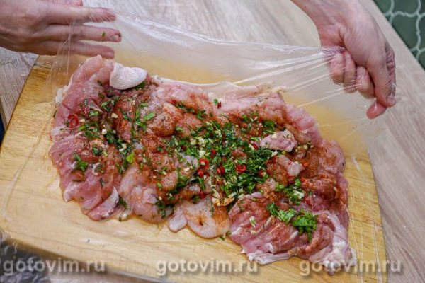 Рулет из курицы с перцем чили и чесноком в мультиварке