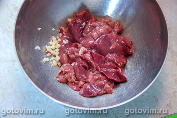 Шашлык из куриной печени в беконе