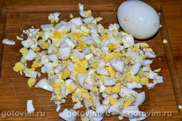 Салат из свеклы с соусом из сметаны и хрена
