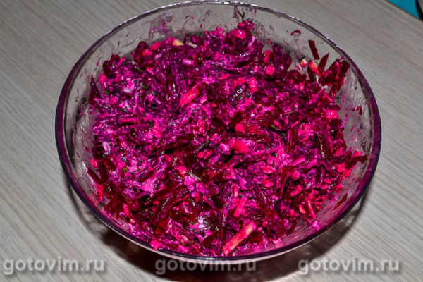 Салат из свеклы с соусом из сметаны и хрена
