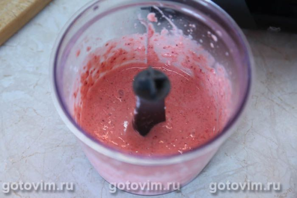 Молочный пудинг с клубникой со сливками (без яиц)