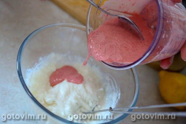 Молочный пудинг с клубникой со сливками (без яиц)