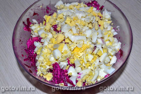Салат из свеклы с соусом из сметаны и хрена