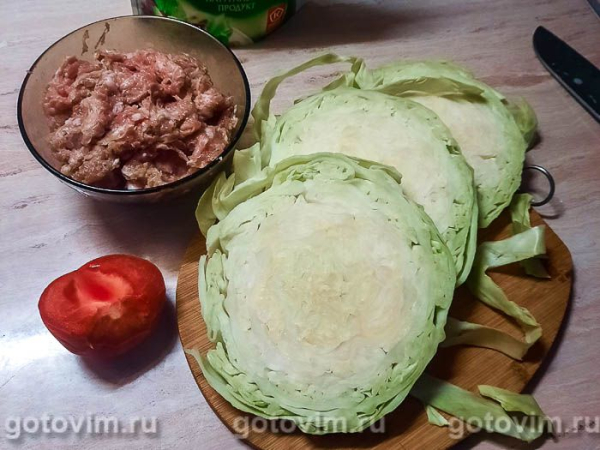 Молодая капуста с фаршем, помидорами и сыром в духовке