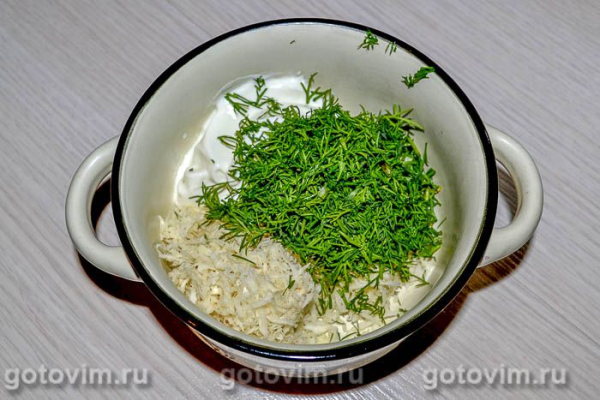 Салат из свеклы с соусом из сметаны и хрена