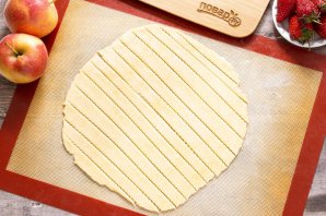 Пирог с яблоками и клубникой