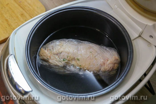 Рулет из курицы с перцем чили и чесноком в мультиварке
