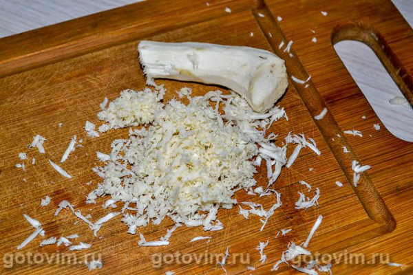 Салат из свеклы с соусом из сметаны и хрена