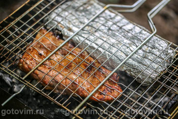 Свиные ребрышки на решетке