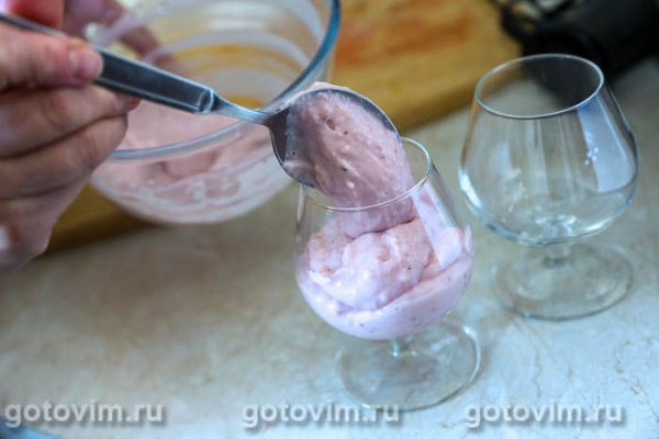 Молочный пудинг с клубникой со сливками (без яиц)