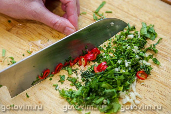 Рулет из курицы с перцем чили и чесноком в мультиварке