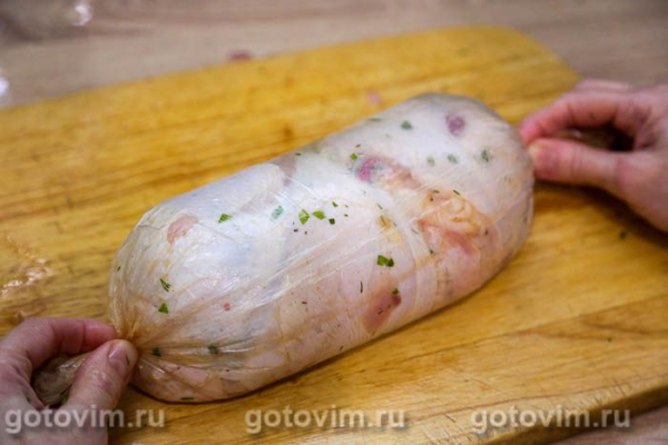 Рулет из курицы с перцем чили и чесноком в мультиварке