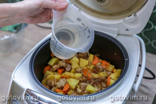 Картофель с мясом, тушённый в мультиварке