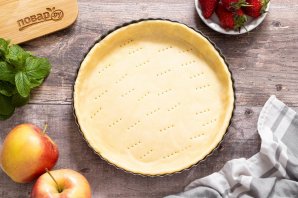 Пирог с яблоками и клубникой