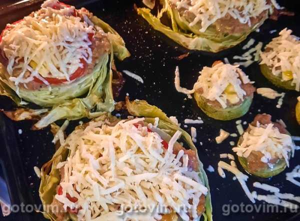 Молодая капуста с фаршем, помидорами и сыром в духовке